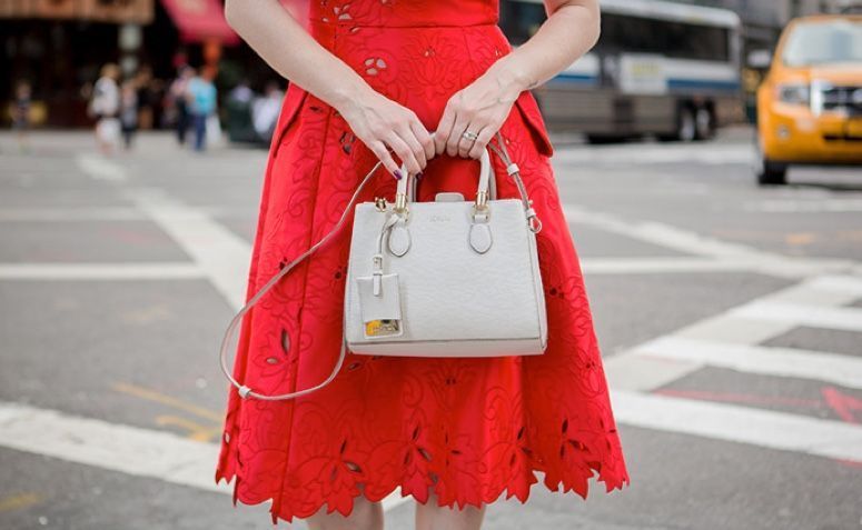 Vestido vermelho: como criar looks elegantes e modernos com essa cor intensa