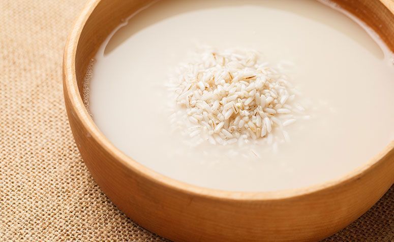 Conheça os benefícios da água de arroz para sua pele e saúde