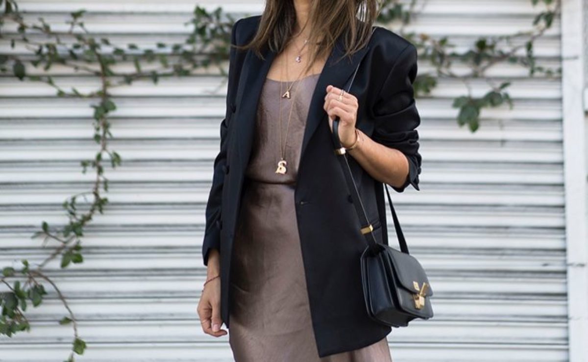 vestido tubinho preto com blazer branco