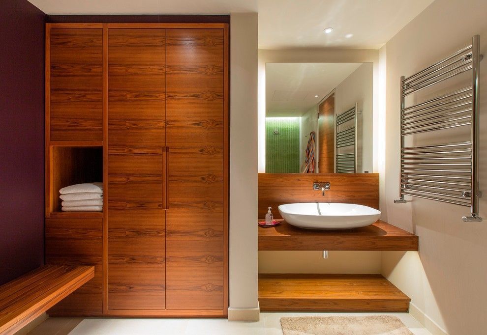 Встроенная мебель ванну. Шкаф для ванной. Встроенные шкафы в ванную. Встроенный шкаф в ванной. Деревянный шкаф в ванную.
