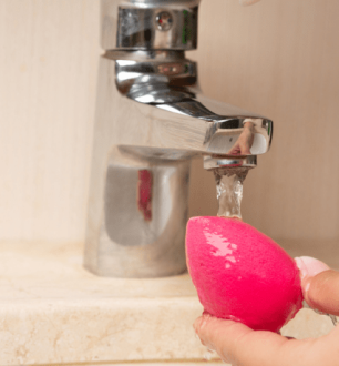5 tutoriais de como lavar esponja de maquiagem para manter a higiene