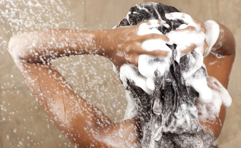 Faça uma limpeza profunda com esta receita caseira de shampoo antirresíduos