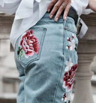 Jeans bordado: a peça que deixa qualquer look mais moderno