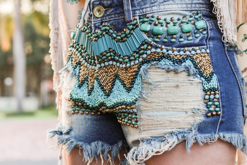 shorts jeans bordados com pedrarias