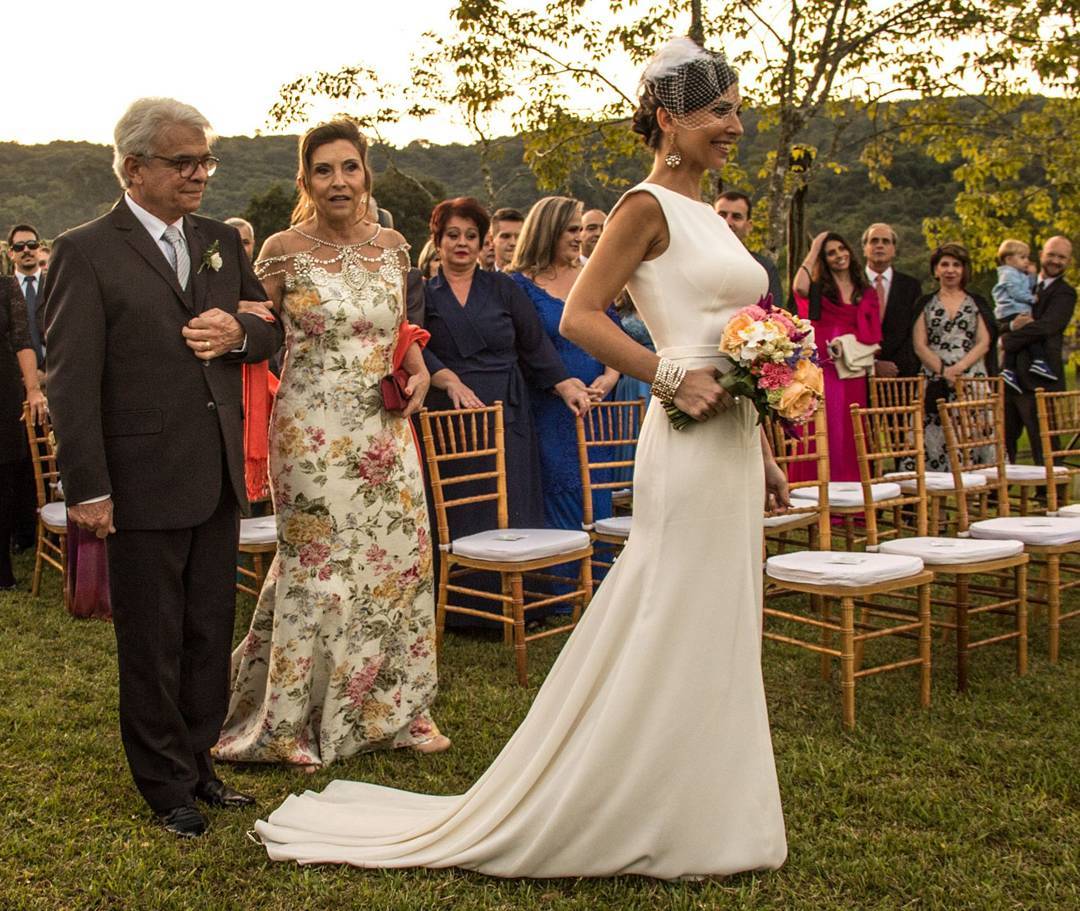 vestido de noiva simples para casamento durante o dia