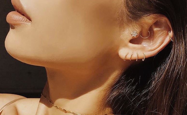 Piercing no tragus: o charme de uma joia versátil e acessível