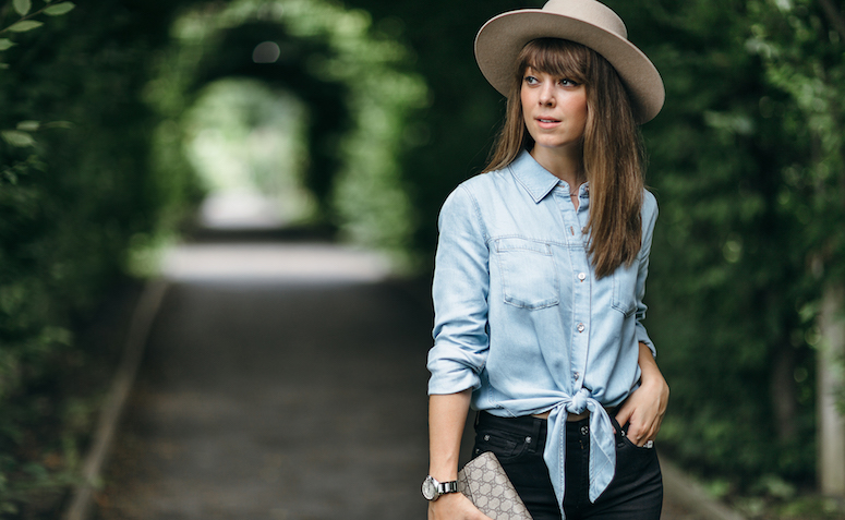 look calça jeans com camisa social feminina