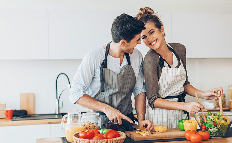 Casal feliz cozinhando juntos