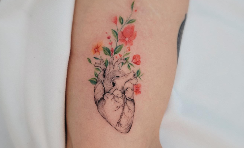 Tatuagem de coração: amor e emoção pulsando na pele