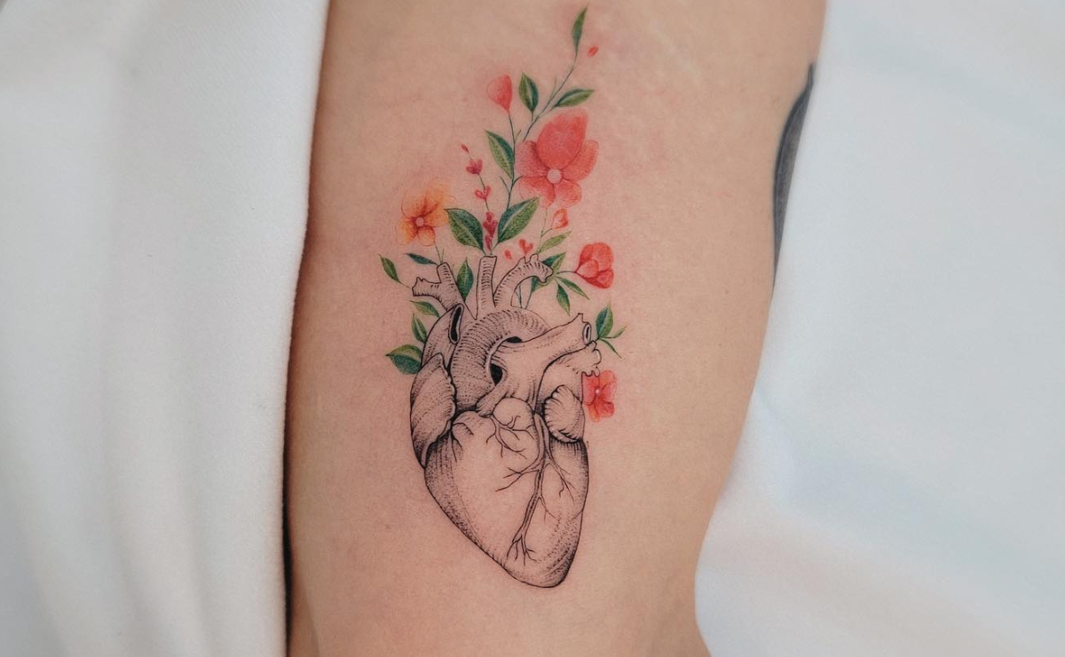 Tatuagem de coração: amor e emoção pulsando na pele