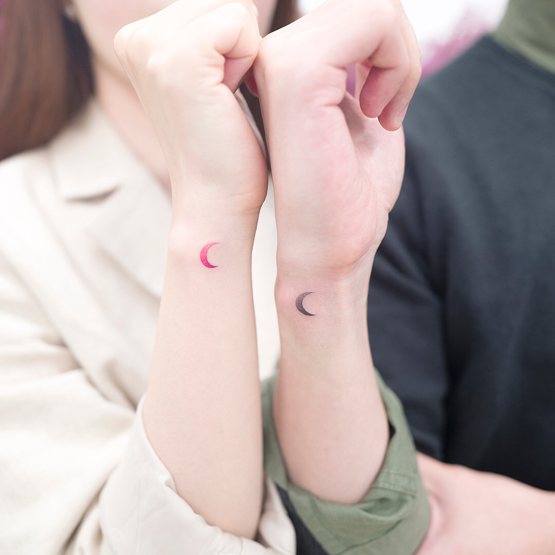 Moon matching. Розовая Луна тату. Луна розовая розовая тату. Matching Moon Tattoos for couples.