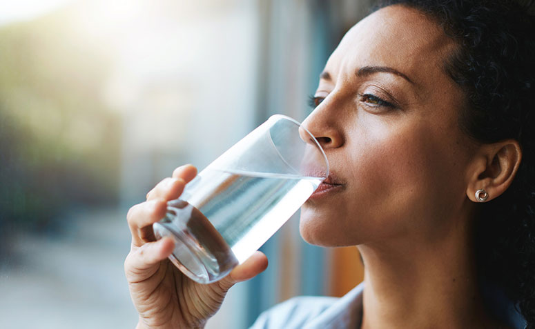 12 bons motivos para você beber água quente