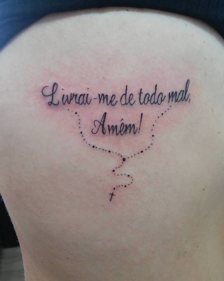 Featured image of post Frases Para Tatuagem Feminina Na Costela A escolha mais habitual um design floral como uma rosa cuja ramifica o se estende ao longo da costela