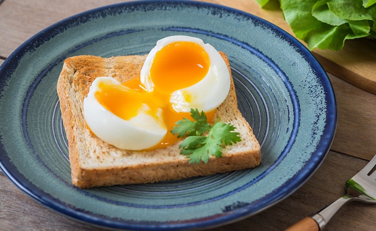 Comer ovo com gema mole é perigoso? Nutricionista esclarece essa dúvida