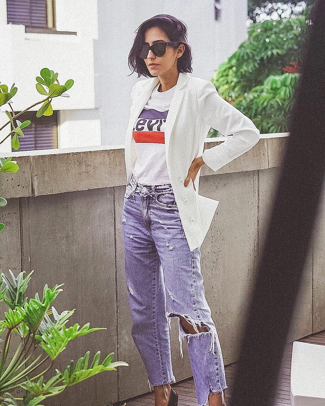 Look camiseta, jeans rasgado e blazer branco