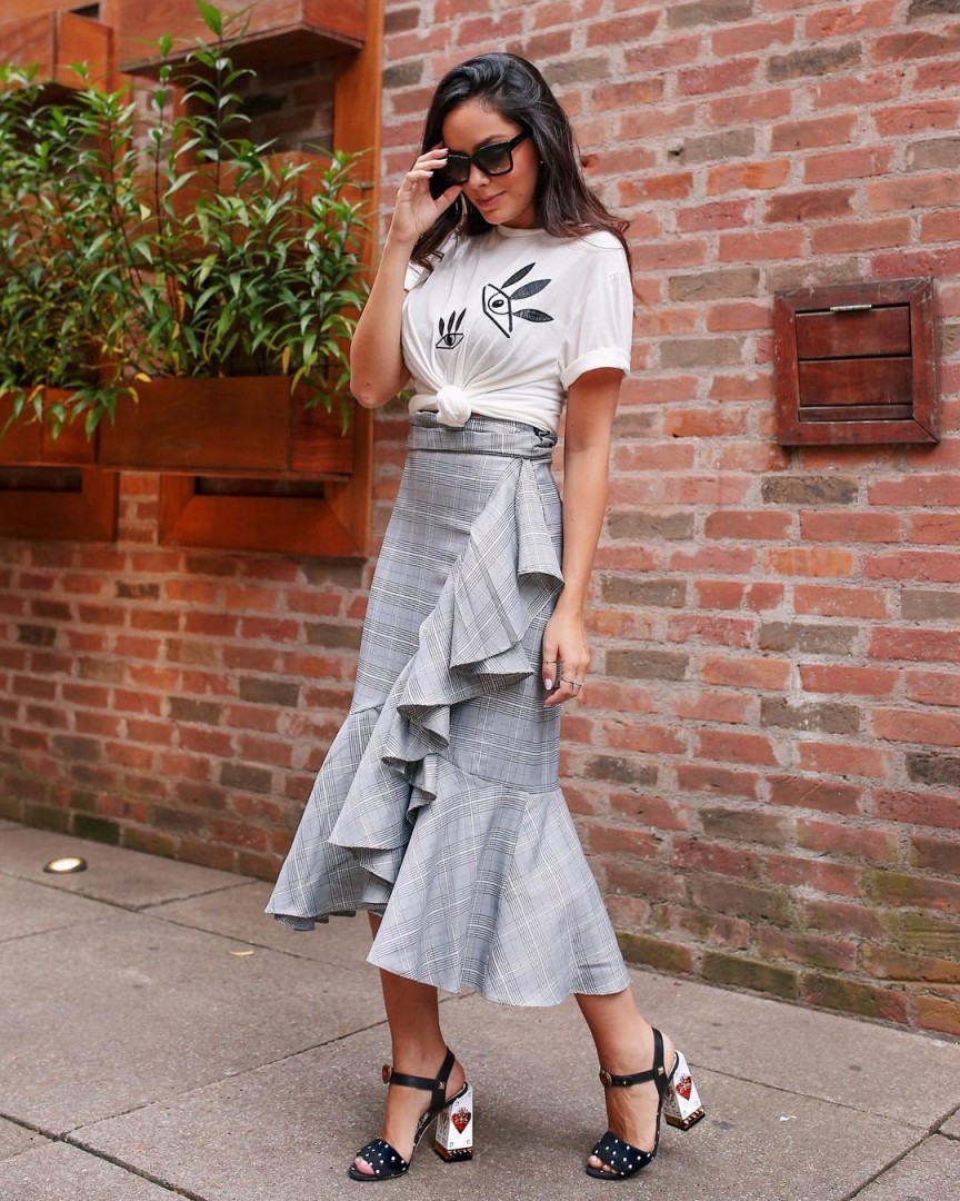 Look saia midi xadrez e camiseta branca com nó