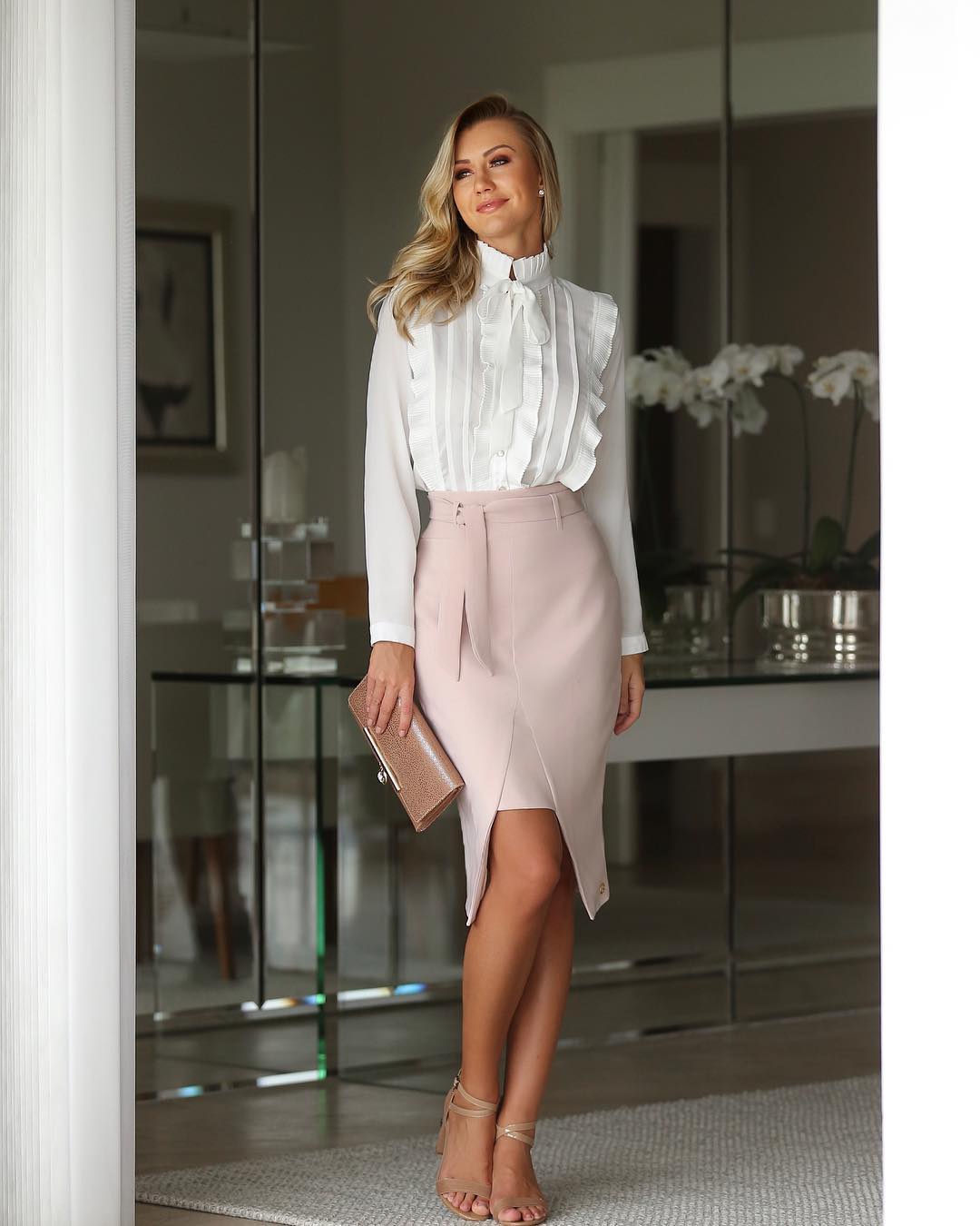 Look saia de alfaiataria rosa chá com camisa social branca