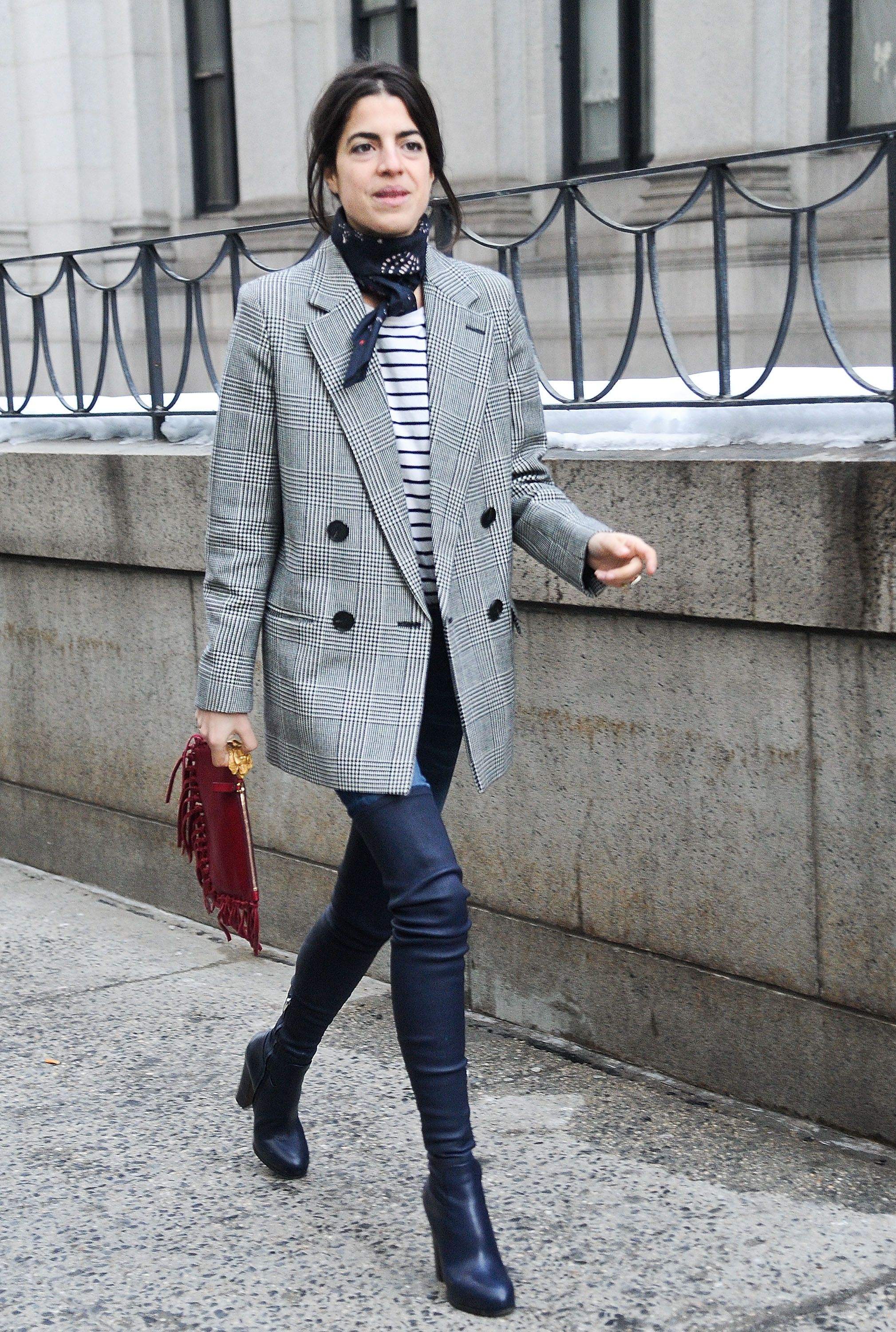 Look camiseta branca com listras pretas, jeans, bota e blazer xadrez