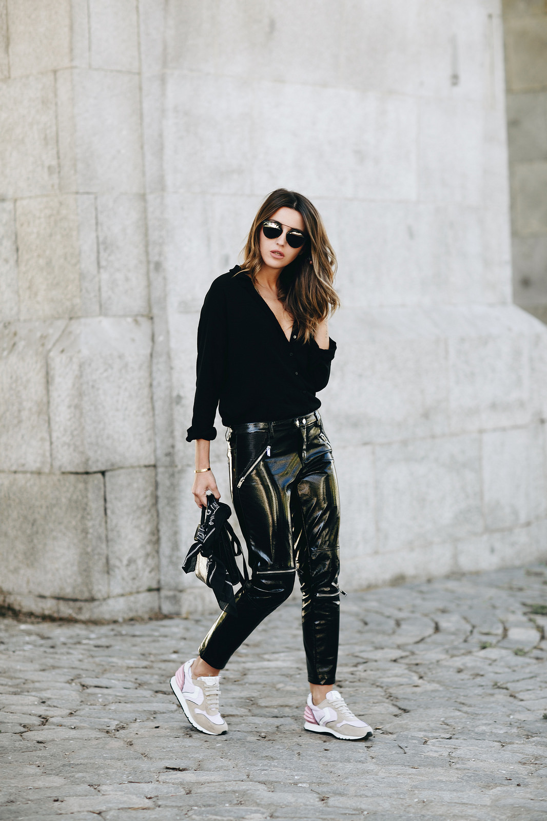Look camisa social preta, calça jogging vinil preta e tênis esportivo nude