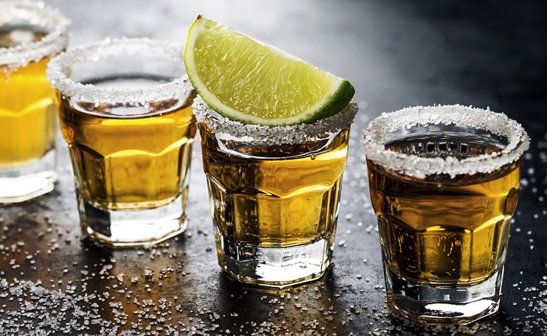 Tequila traz benefícios à saúde? A ciência esclarece