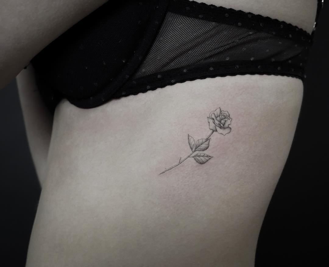 Featured image of post Tatuagem Femininas Delicadas Na Costela Veja tamb m as fotos de tatuagens nas costas