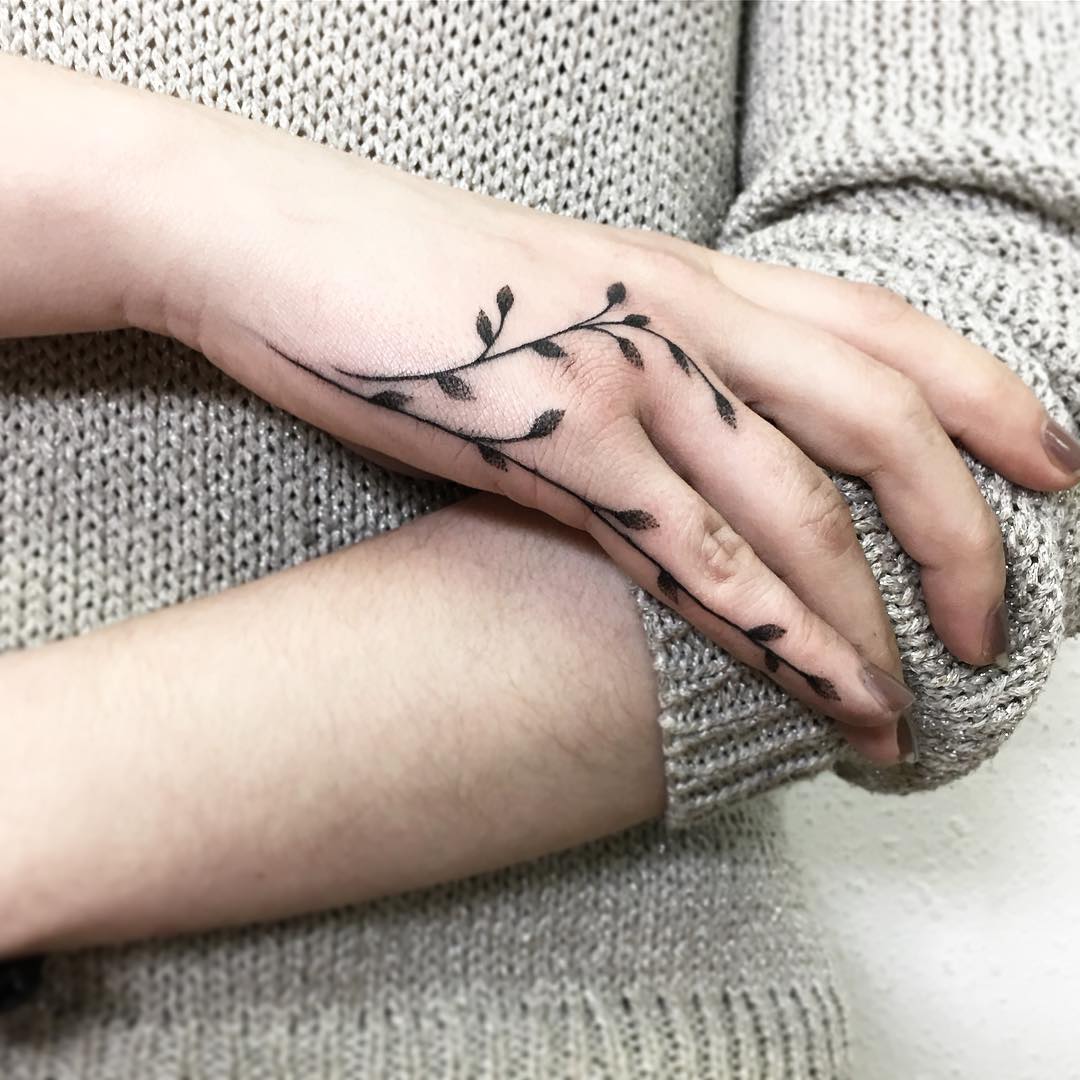 São Paulo Inked - Tatuagem feminina na mão, tendência