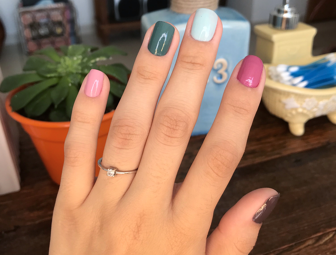 Unhas multicoloridas: 20 fotos com ideias INCRÍVEIS para você copiar