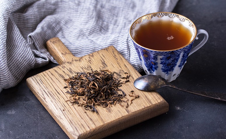 Chá preto: 9 benefícios que farão você se surpreender
