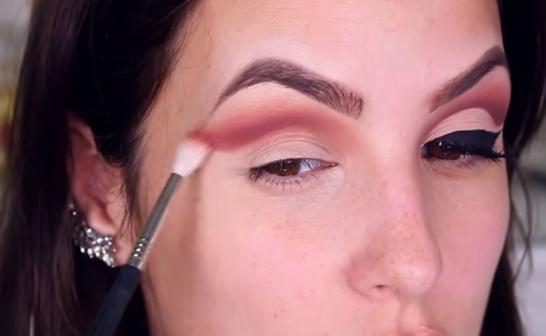 Cut crease: aprenda como fazer a técnica que é sucesso na maquiagem -  Speedy Bronze