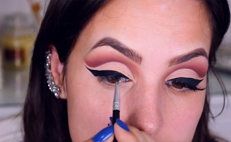 Cut crease: aprenda como fazer a técnica que é sucesso na maquiagem -  Speedy Bronze