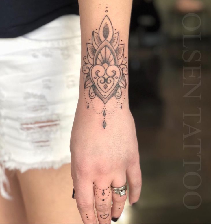 Featured image of post Mandala Fotos De Tattoo Feminina - Já pensou na possibilidade de escolher algum símbolo para fazer uma tatuagem indiana?