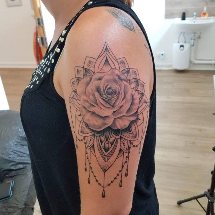 Featured image of post Rosa Mandala Tattoo Significado Los mandalas son en su mayor a similares a los tatuajes con dise os florales pero difieren mucho al considerar el aspecto del significado