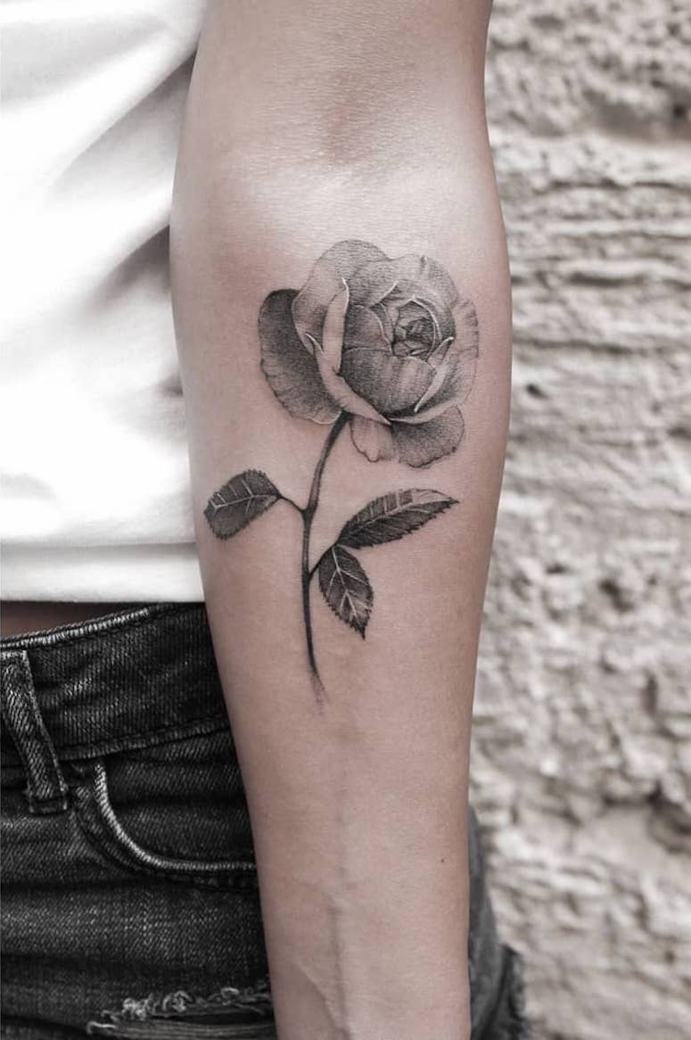 Featured image of post Rosa Desenho Tattoo Simples A rosa dos ventos em sua forma mais comum pode indicar foco ou dire o mas com a adi o de uma ncora por exemplo representa algu m que encontrou o seu caminho depois de se sentir perdida por um tempo