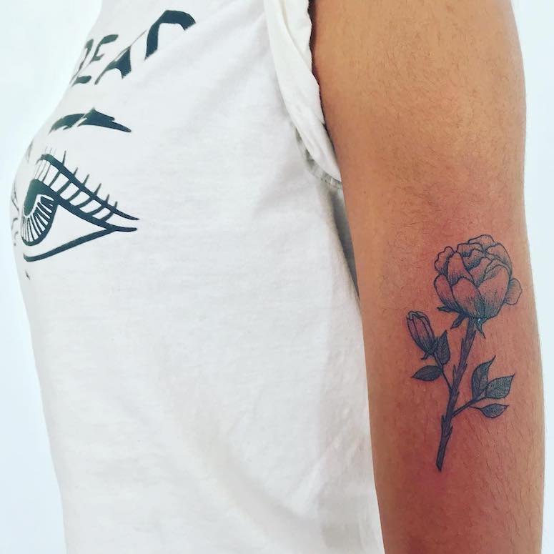 Featured image of post Rosa Desenho Tattoo Delicada Rosa delicada en sus manos