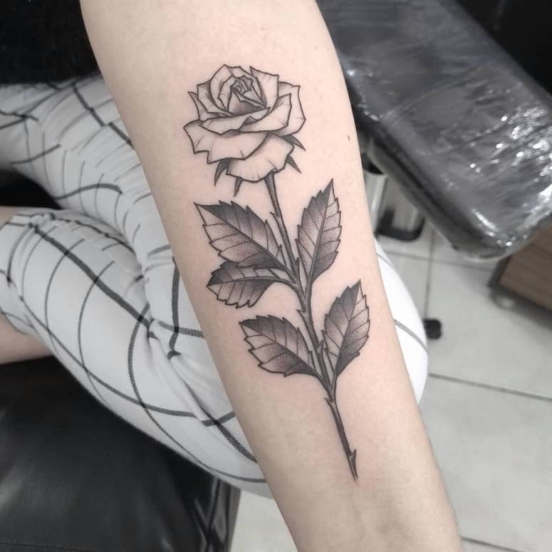 Featured image of post Tatuagem De Rosas No Bra o se fazer uma tatuagem o bra o se destaca por diversas raz es uma delas que ele nos da um espa o muito grande para n s fazermos os desenhos de depois de ver nossa sele o de fotos de tatuagens no bra o que separamos com todo carinho para voc tenho certeza que sua vontade de