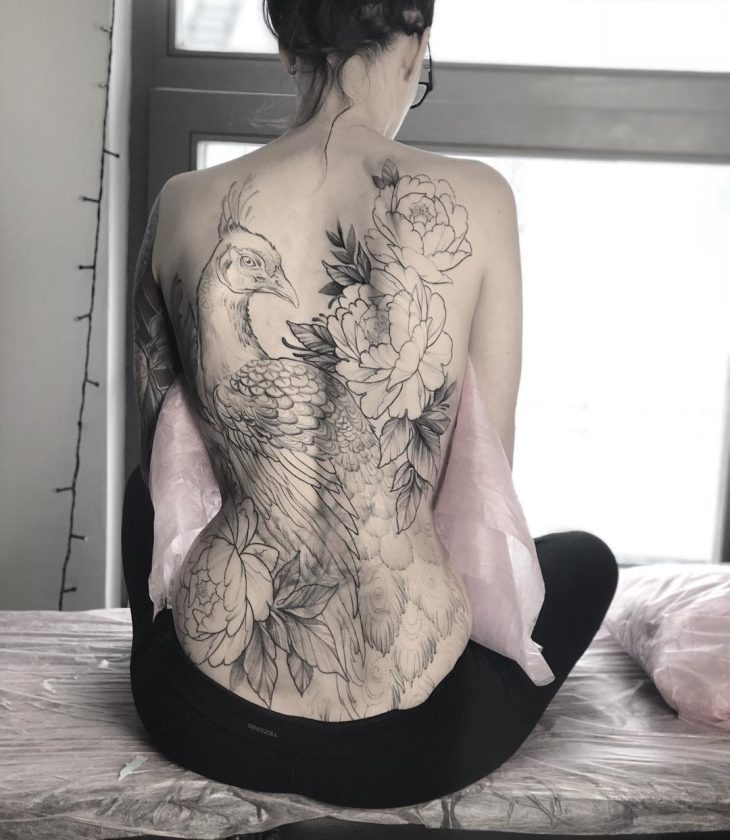 Tatuagem feminina nas costas: 200 fotos apaixonantes (a 90 é INCRÍVEL!)
