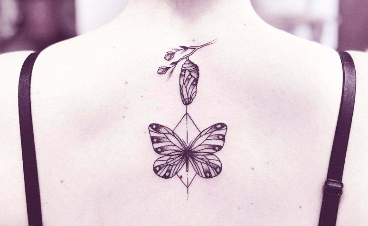 Tatuagem feminina nas costas: 200 fotos apaixonantes (a 90 é INCRÍVEL!)