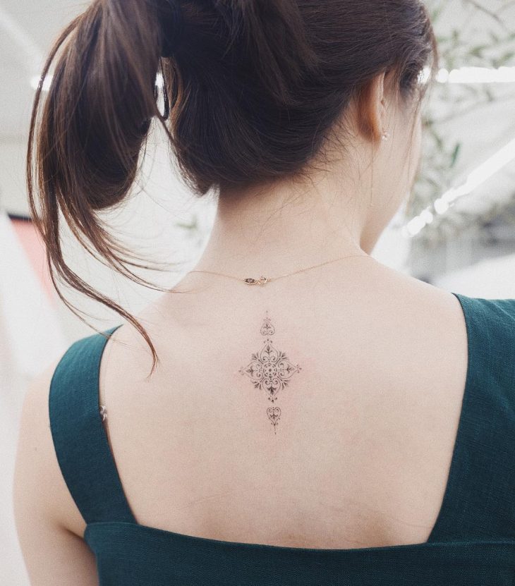 Tatuagem feminina nas costas ideias para você se