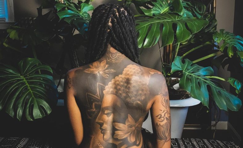 Tatuagem feminina nas costas: ideias para todos os estilos