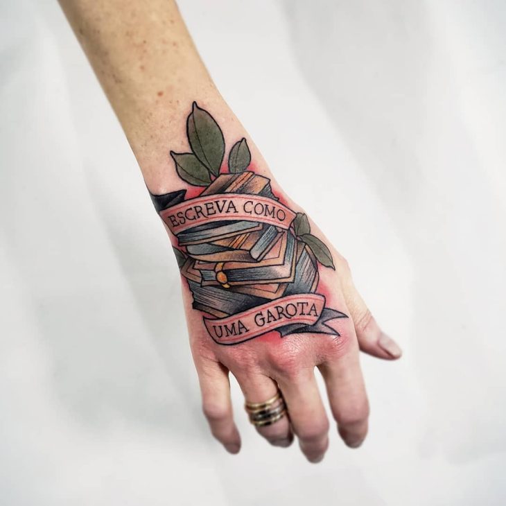 Tatuagem na mão: 90 ideias para quem não faz questão de esconder as tattoos