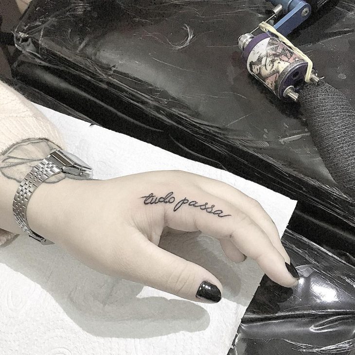 Tatuagens delicadas na mão - Tatuagens delicadas mil grau