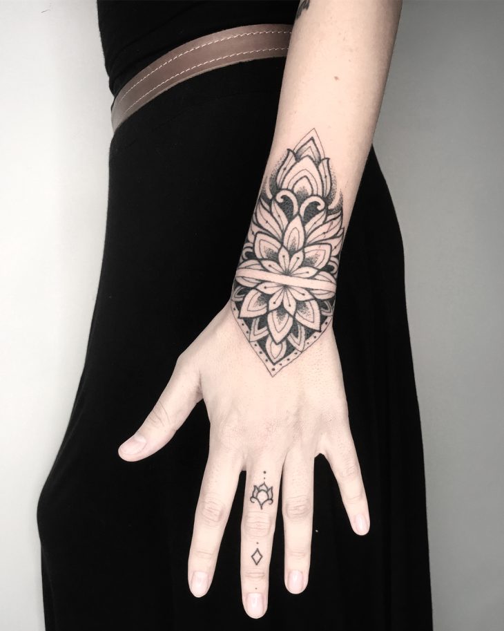 Tatuagem na mão 90 ideias INCRÍVEIS para você ousar (FOTOS)