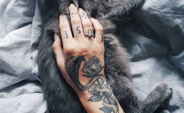 Tatuagem na mão: 90 ideias para quem não faz questão de esconder as tattoos
