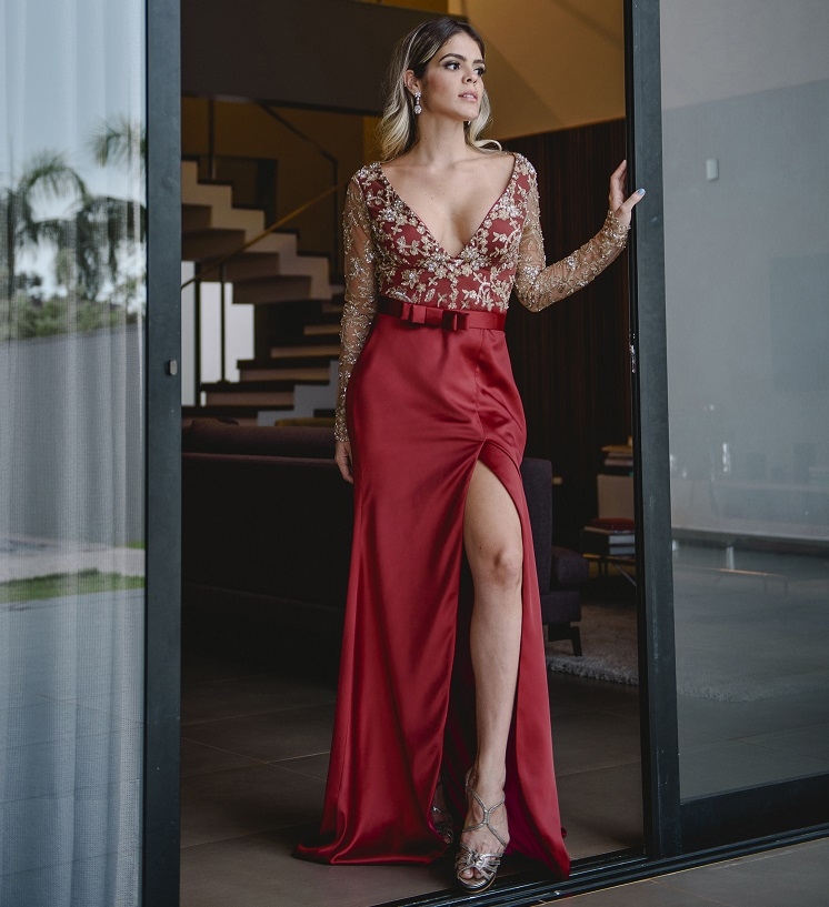 vestido de festa dourado com marsala