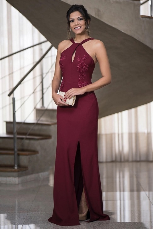 vestido com a cor marsala