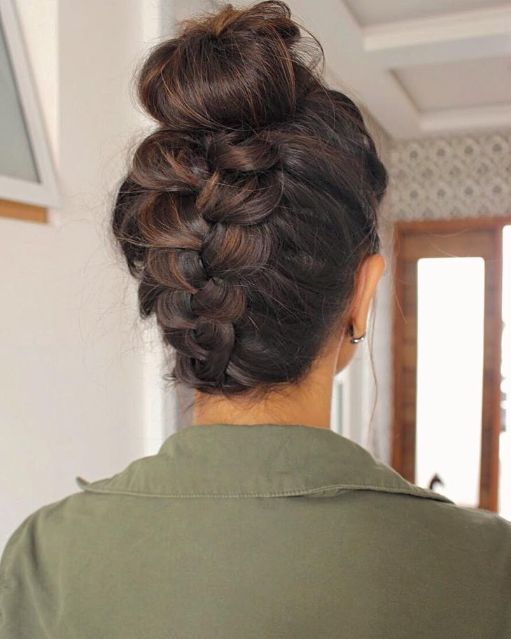 Coque com trança: 65 variações deste penteado charmoso e como fazer