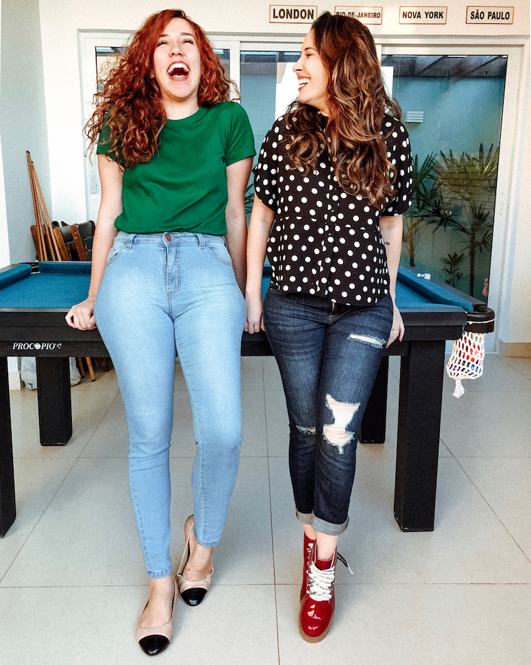 look calça jeans e camiseta preta