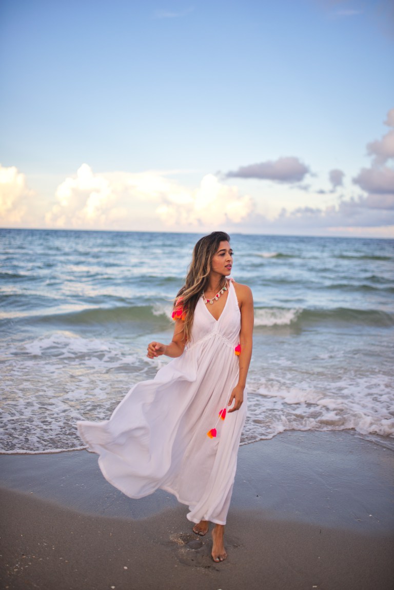 Vestido branco hot sale longo esvoaçante