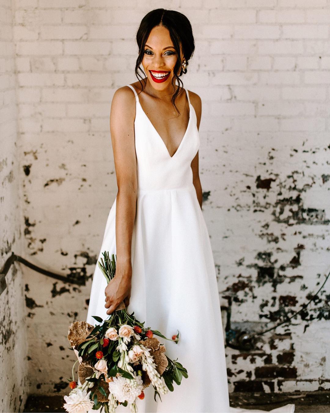 vestido de noiva simples para casamento durante o dia