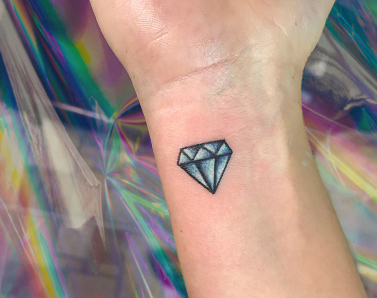 Featured image of post Fotos De Diamante Tatuagem O diamante foi tatuado na lateral da perna